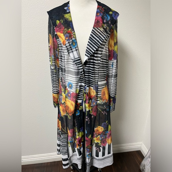 Merric size 8 woman’s sheer long trench style top floral black and white - Picture 3 of 7